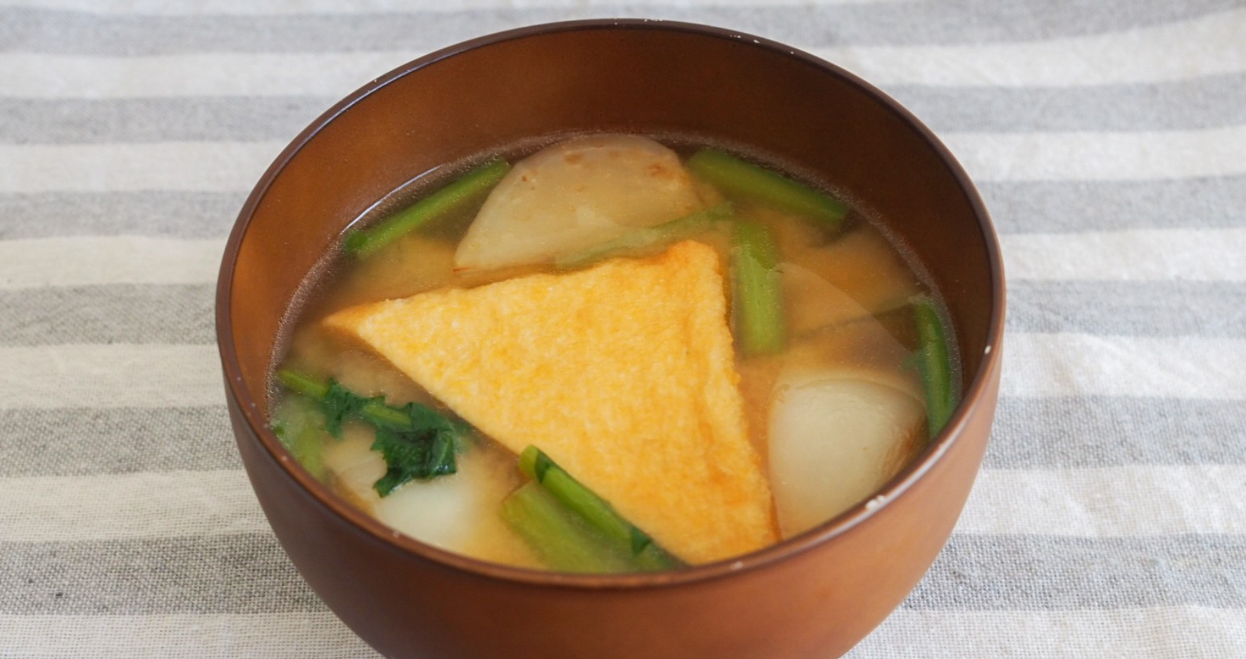 大きな油揚げとかぶのおみそ汁
