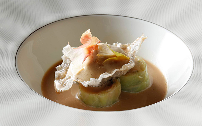 エビと液体塩こうじ　フォアグラと甲殻類のブイヨンを添えて