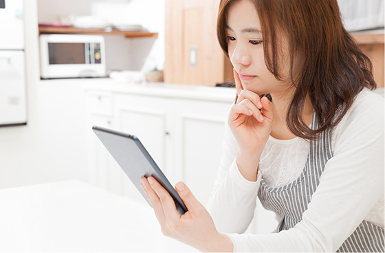 写真：作りおきのメニューに悩んでいる