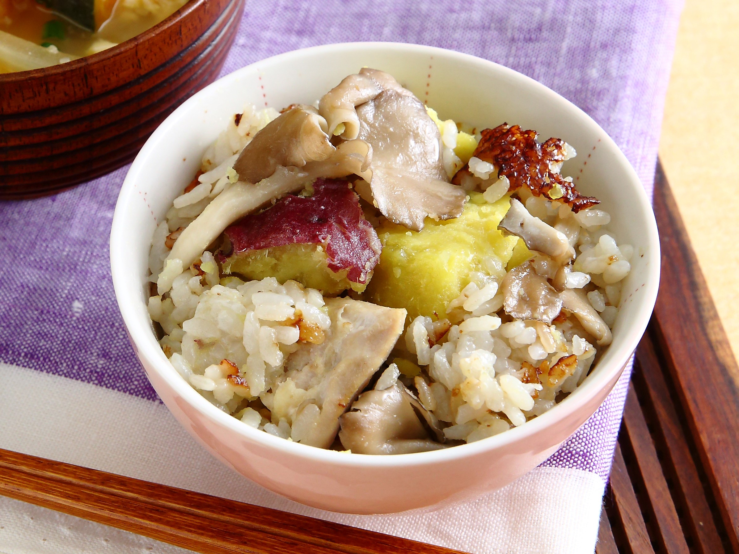 鶏肉と丸ごとさつまいもの炊き込みごはん