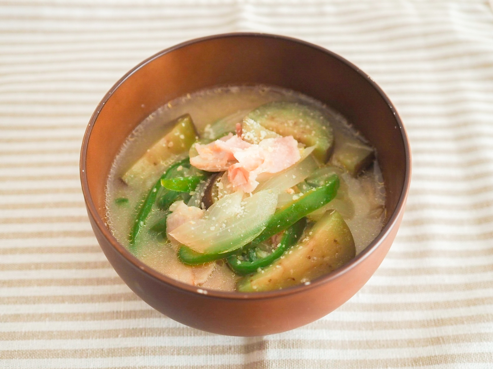夏野菜とベーコンのコクうまみそ汁