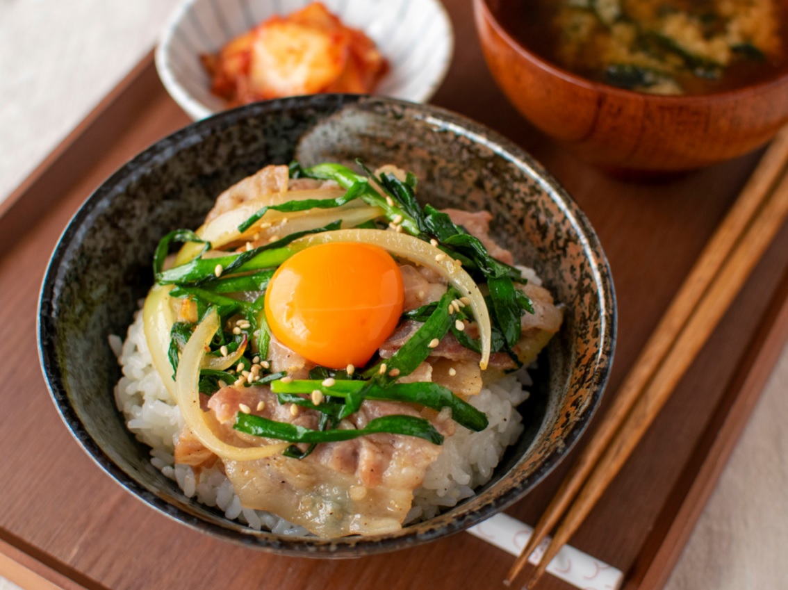 スタミナたっぷり！塩こうじ豚ニラ丼