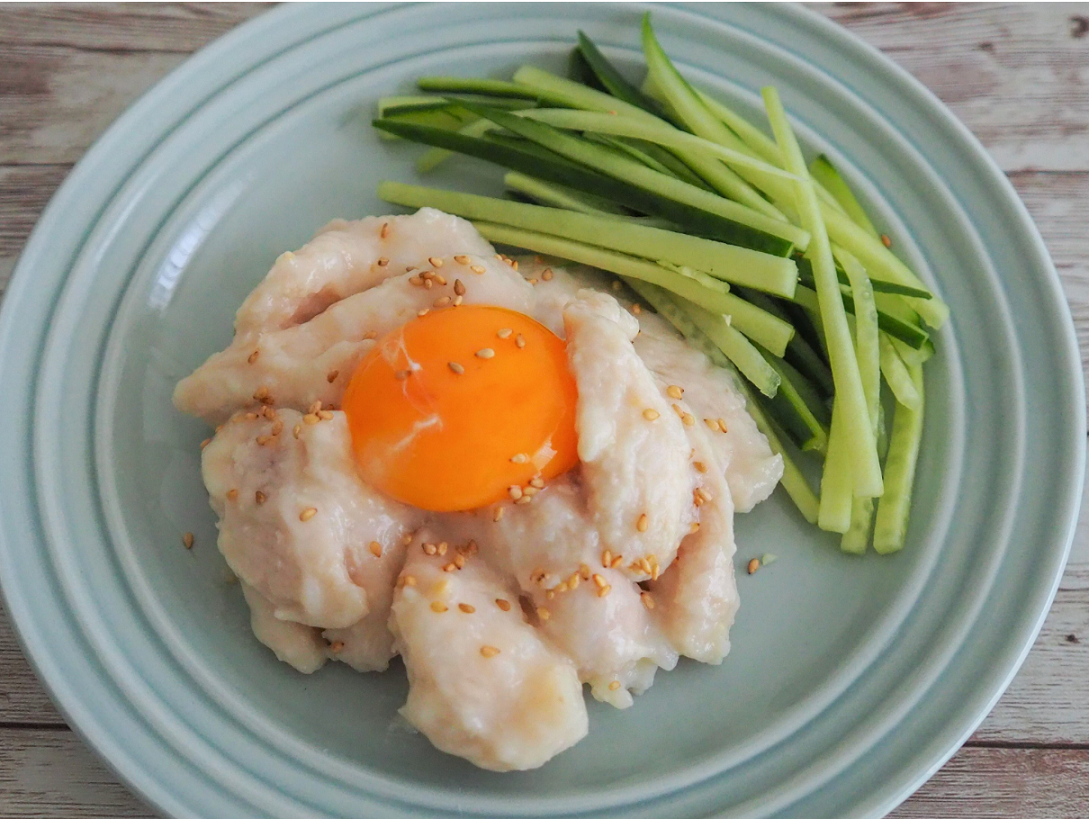 鶏むね肉のみそだれ和え★とろ～り卵黄のせ