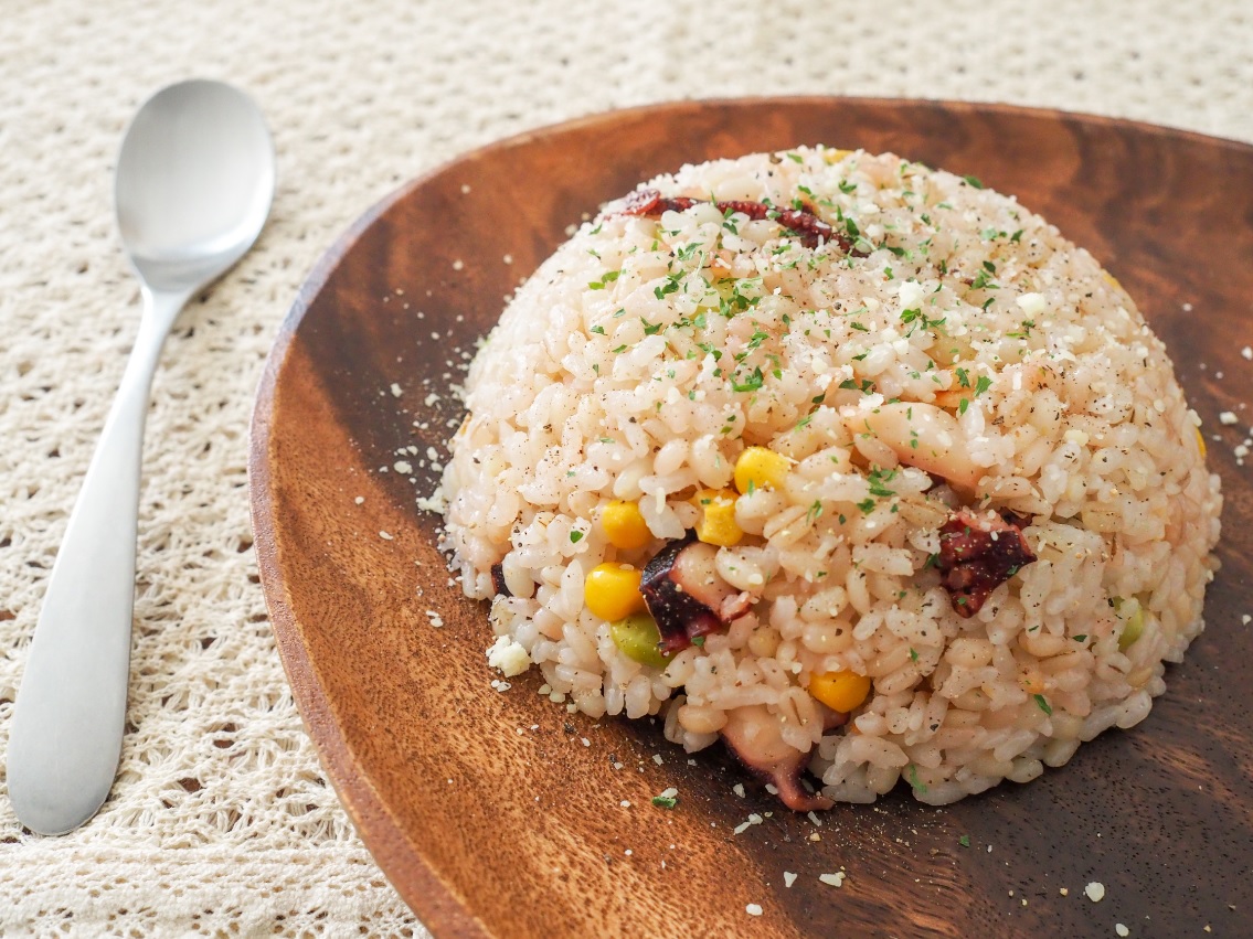 タコとトマトの洋風もち麦炊き込みご飯