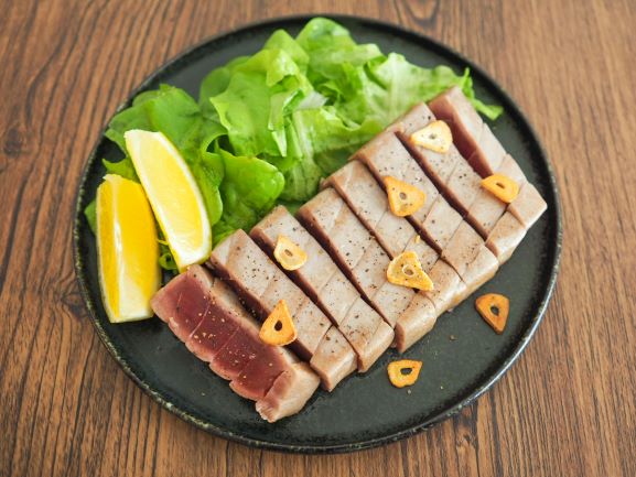 まぐろのガーリックレアステーキ